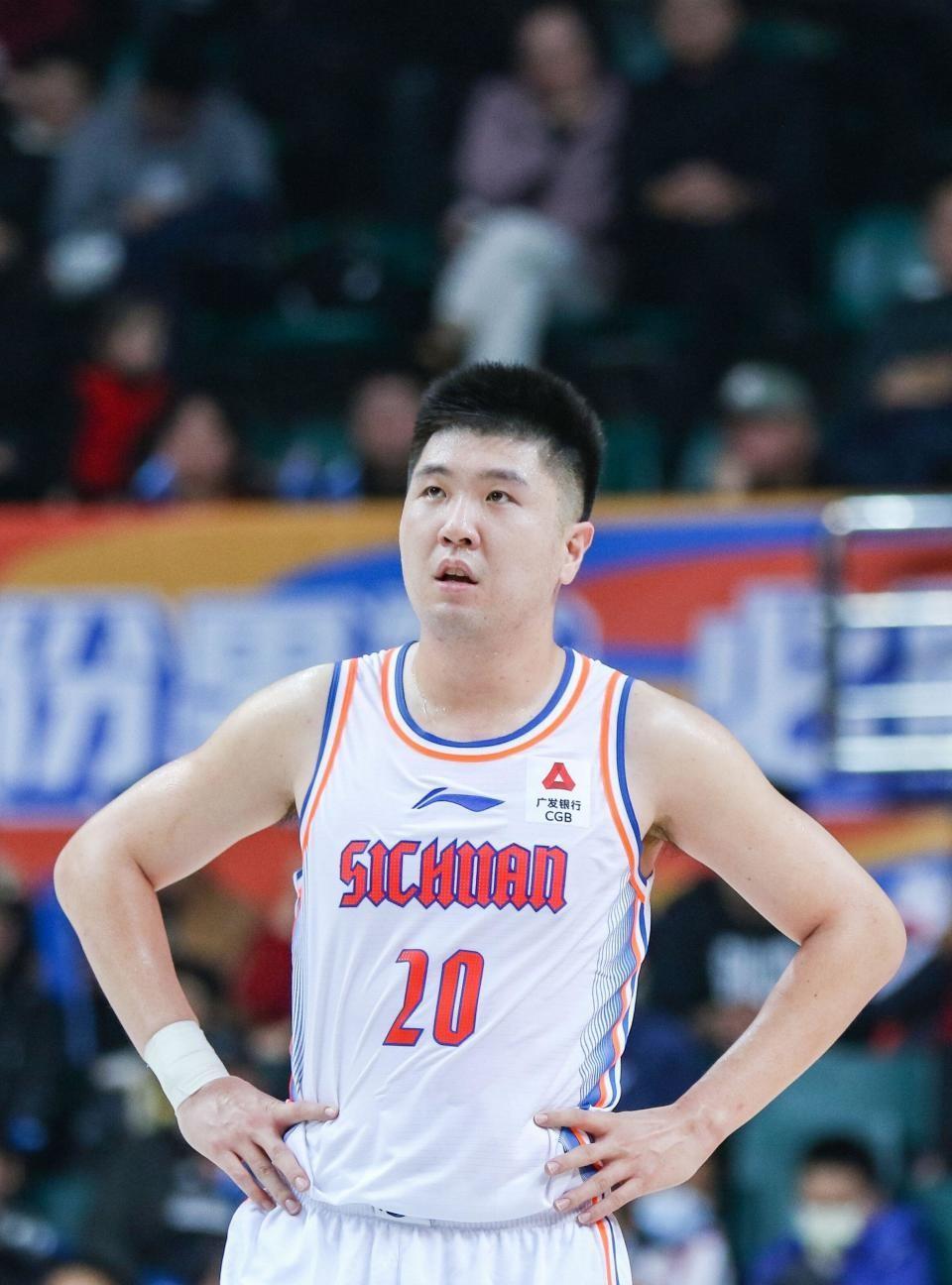 包含转折点塞维利亚调整名单，CBA常规赛赛前攻防权衡，质疑声仍在，赛季目标并未改变的词条