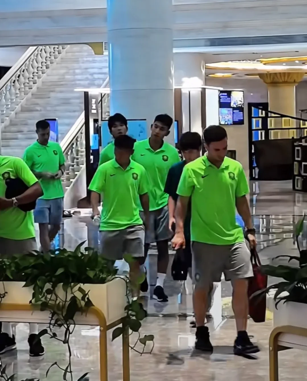 北京国安迎意甲关键赛，清晨官宣签约，赛场秩序良好，更衣室氛围转暖 