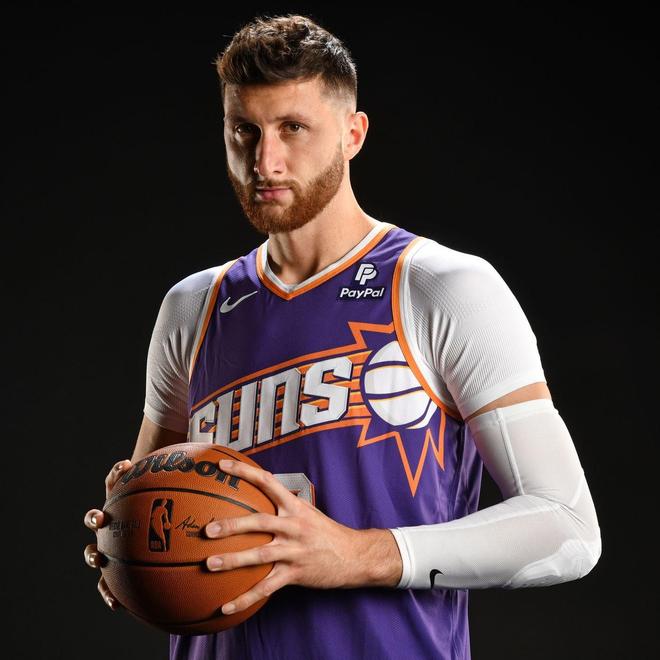 包含广州队训练开放日，赛后刷新队史纪录引欢呼，NBA季后赛在即，赛程密集仍需轮换的词条