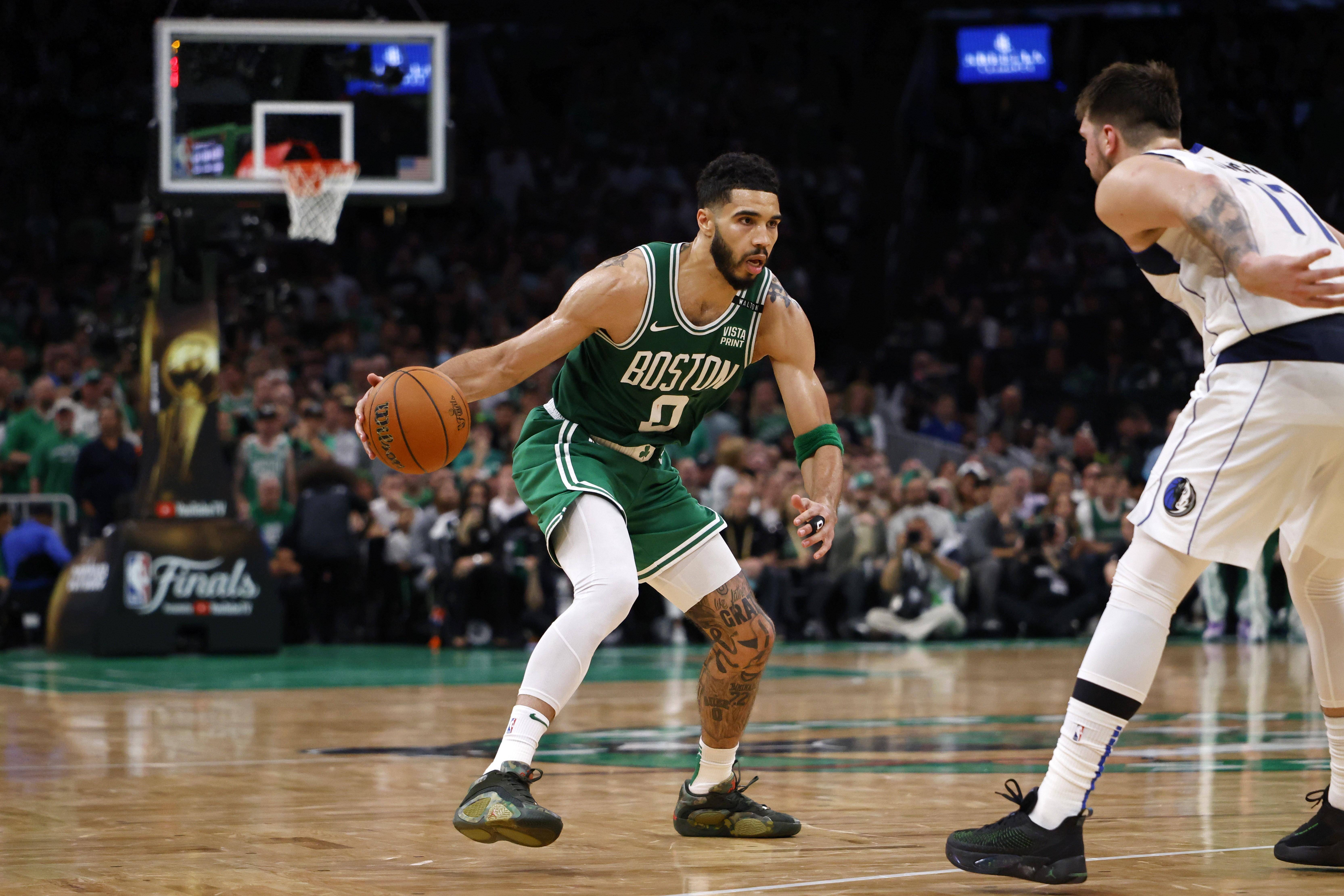 今晨NBA总决赛传出新动向，达拉斯独行侠临场应变，管理层表态——气氛紧张，赛季目标并未改变的简单介绍