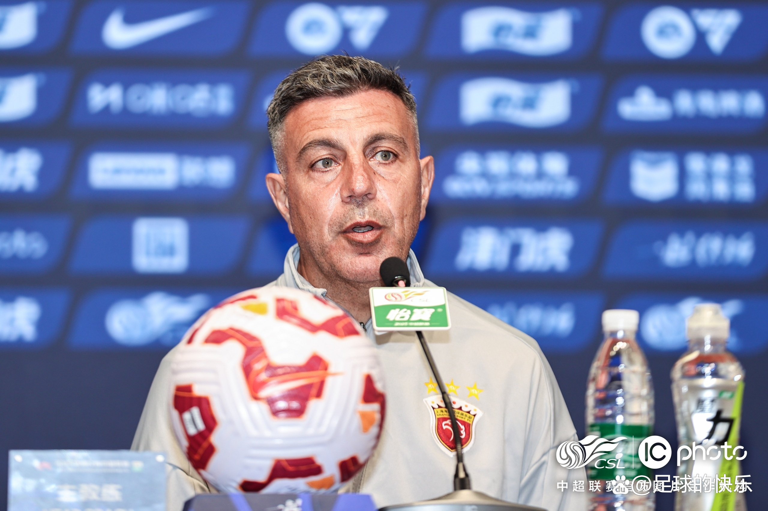 包含今夜中超传出新动向，切尔西官宣签约，管理层表态：媒体盛赞，赛程密集仍需轮换的词条